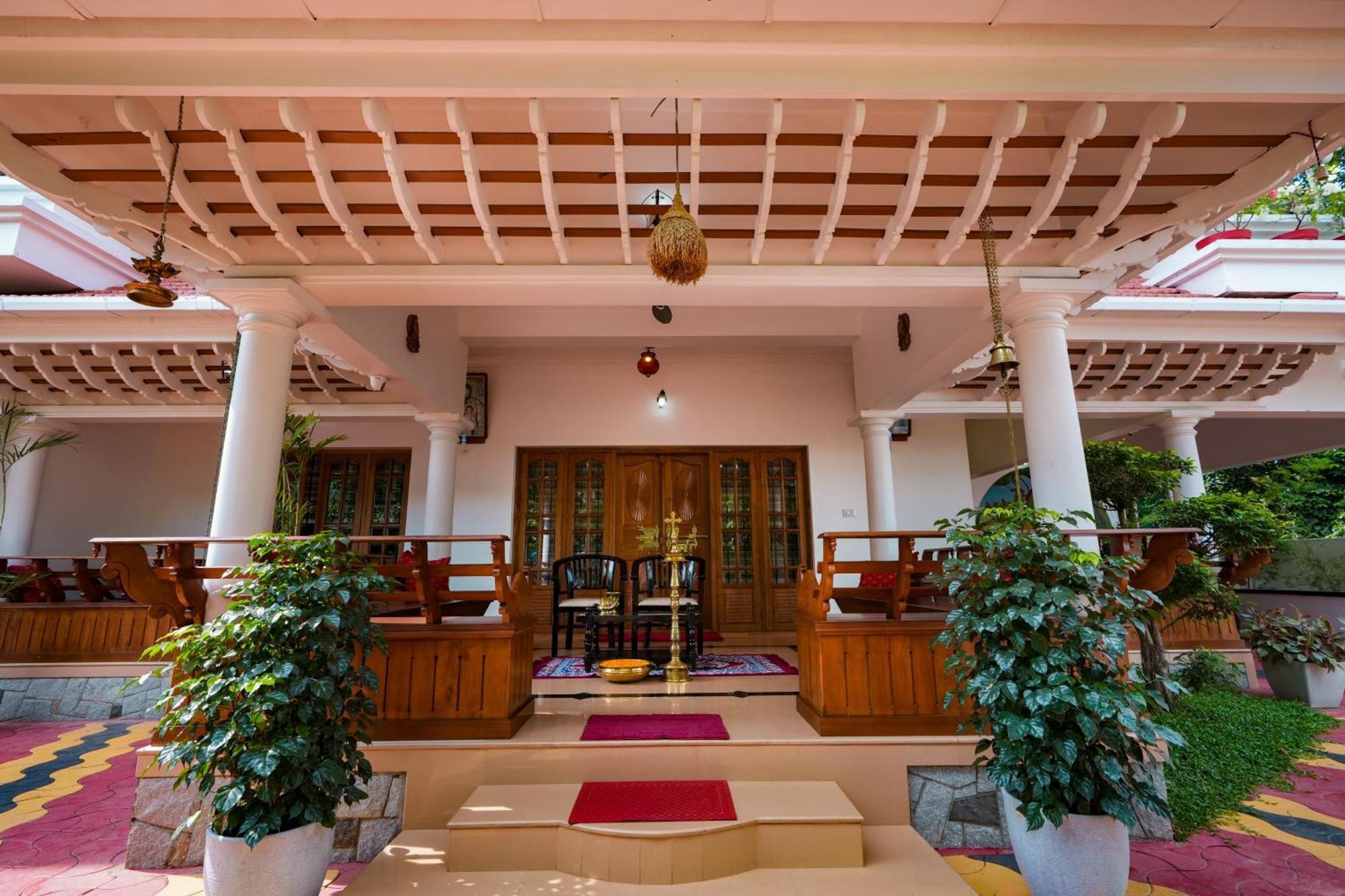 Parudeesa - Heavenly- Luxurious Palace Look-Near Cbd - Kerala - India With Breakfast Kāladi Exteriör bild